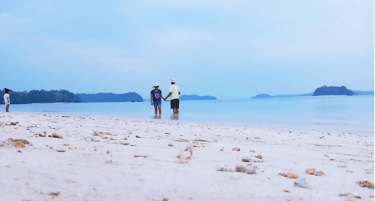 Cupple-guest-on-wandoor-beach-boobooktrip