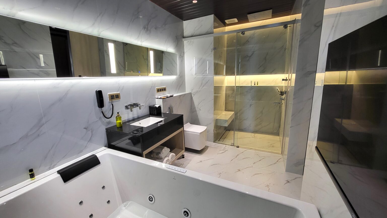 6ix Sea View Suit With Jacuzzi (3) (1)